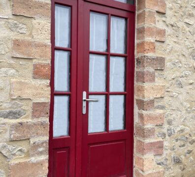 Porte en bois rouge Menuiserie Reveau