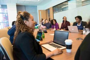 réunion sur les bons gestes et bonnes postures à adopter au bureau