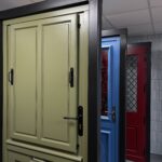 porte d'entrée en bois blanc menuiserie reveau