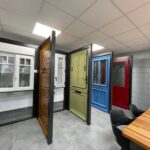 portes d'entrée du show room Combrand